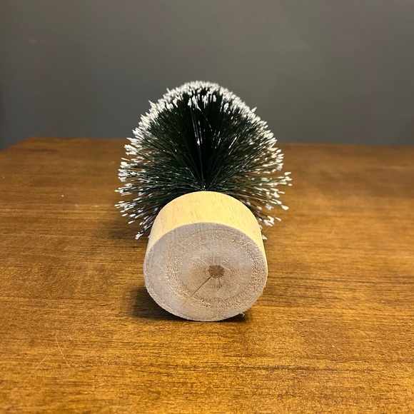 Elegant Green Holiday Tree Decoration - Picture 4 of 4